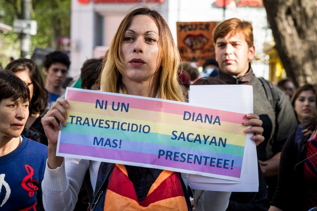 ¡Basta de travesticidios! Comienza el juicio por el asesinato de Diana Sacayán Siluetazo travesticidios Diana Sacayan Plaza flores
