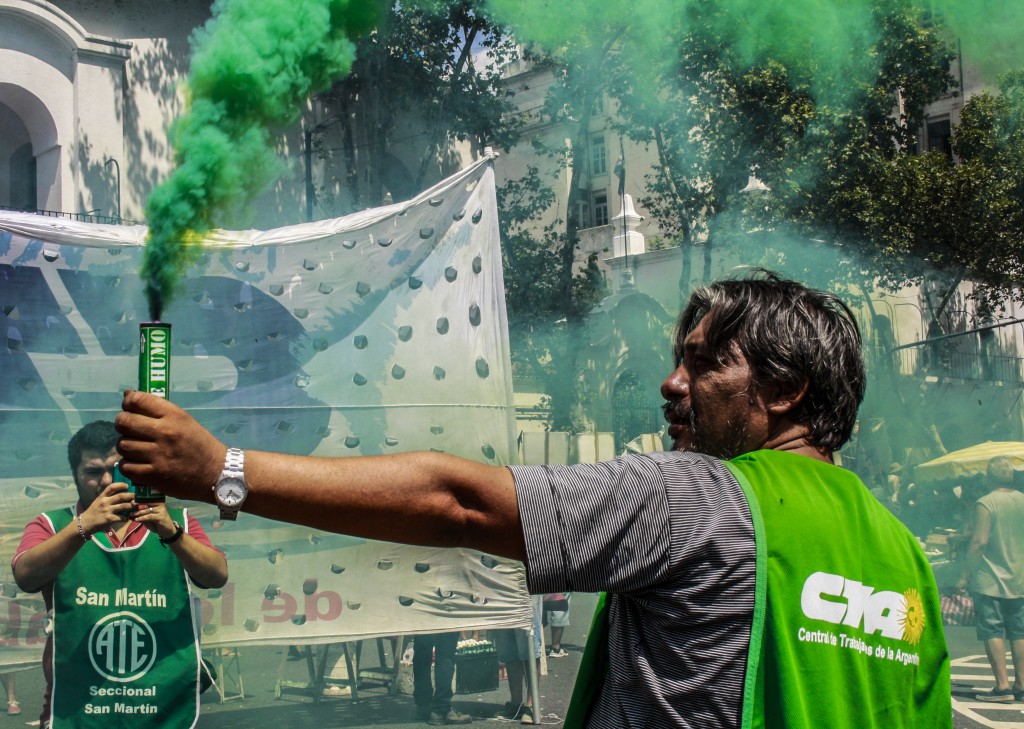 Después del papelón gubernamental, las y los docentes rompieron el techo salarial Paro 24F - JNoy (3)