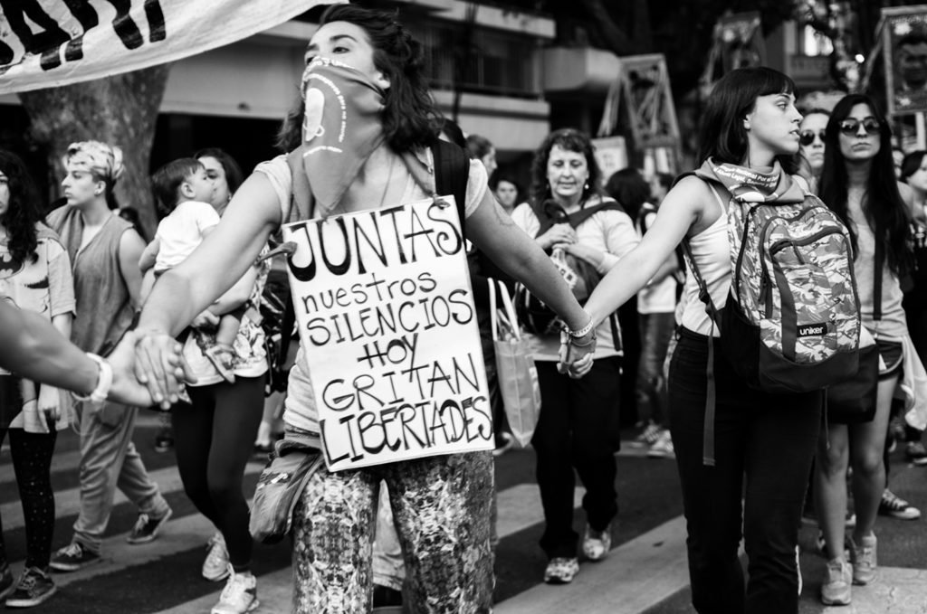 Lo irreversible de la lucha. Denuncian al periodista Lucas Carrasco por acoso y violencia sexual VeinticuatroTres-002