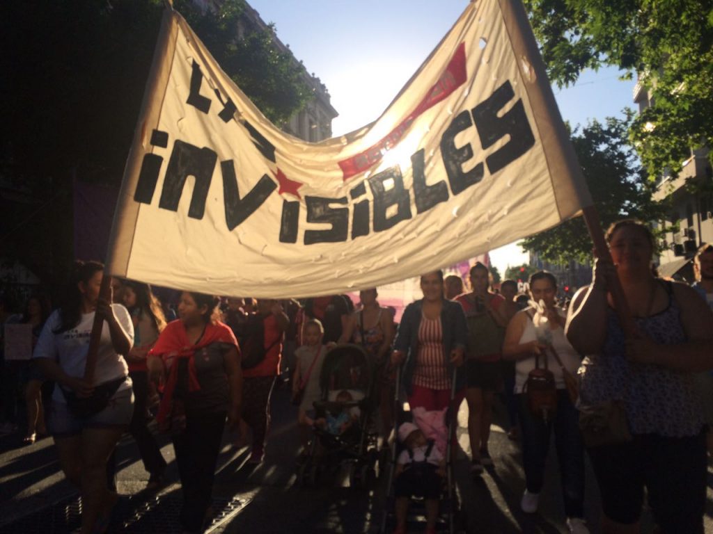 “¿Por qué marchamos? ¡Porque queremos un mundo mejor para nuestrxs hijxs!” Las Invisibles marchando