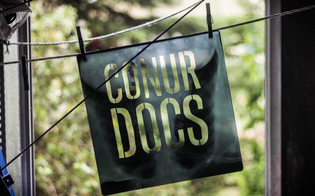 Pensar los lugares de pertenencia como salas de cine C0nBtcAXEAAgMFt