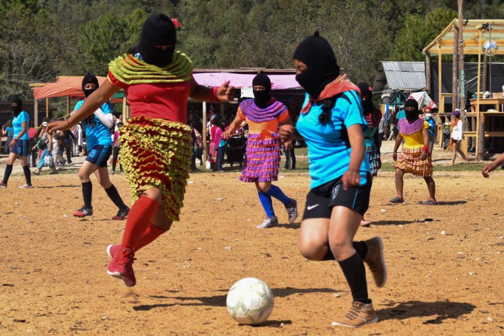 Zapatistas: La pelota en los pies y la revolución en el pecho 29101562_10215082038346456_954944454521782272_o