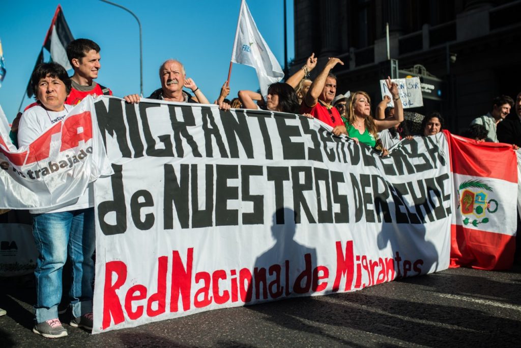 El Gobierno anuncia aumento de las tarifas para trámites migratorios migrantes