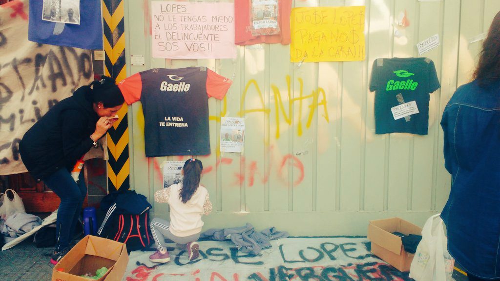 Gaelle: Persianas bajas y un cartel para echar gente DnTTBrSWsAAkjnT