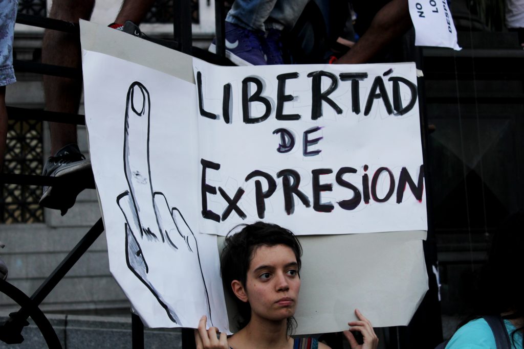 ¿Quién defiende al público? La ley de medios no se toca - JLopresto (25)