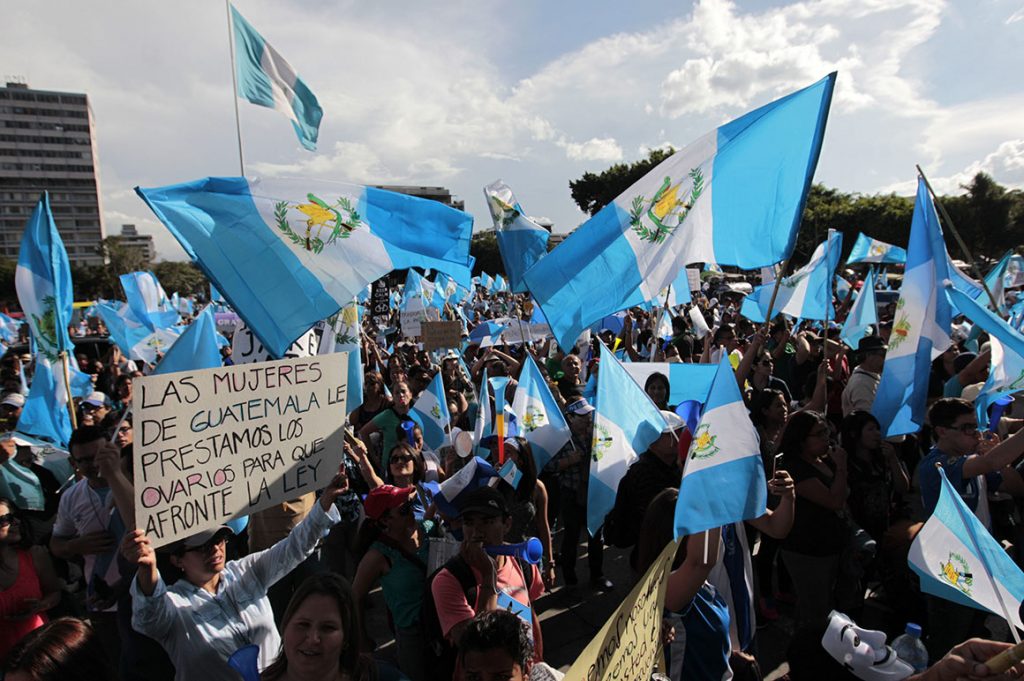 Guatemala: la dictadura perfecta, la que nunca se fue GUATEMALA CELEBRA QUE COMISIÓN SUGIERE RETIRARLE LA INMUNIDAD A PÉREZ MOLINA