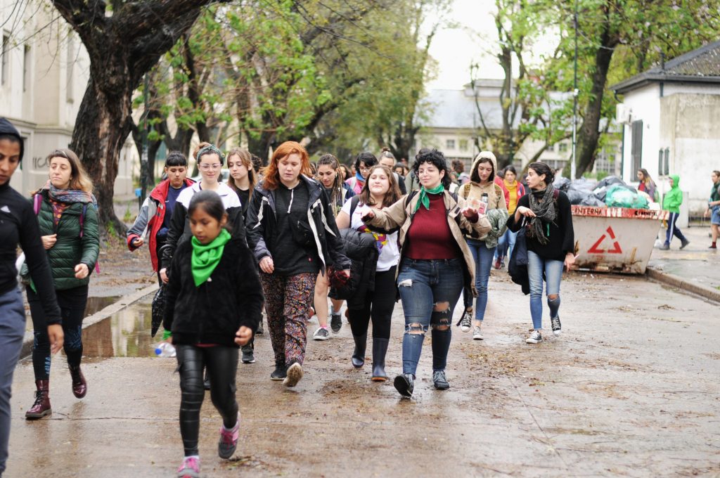 Las pibas conocen el pasado, militan el presente y se le plantan al futuro taller juventudes