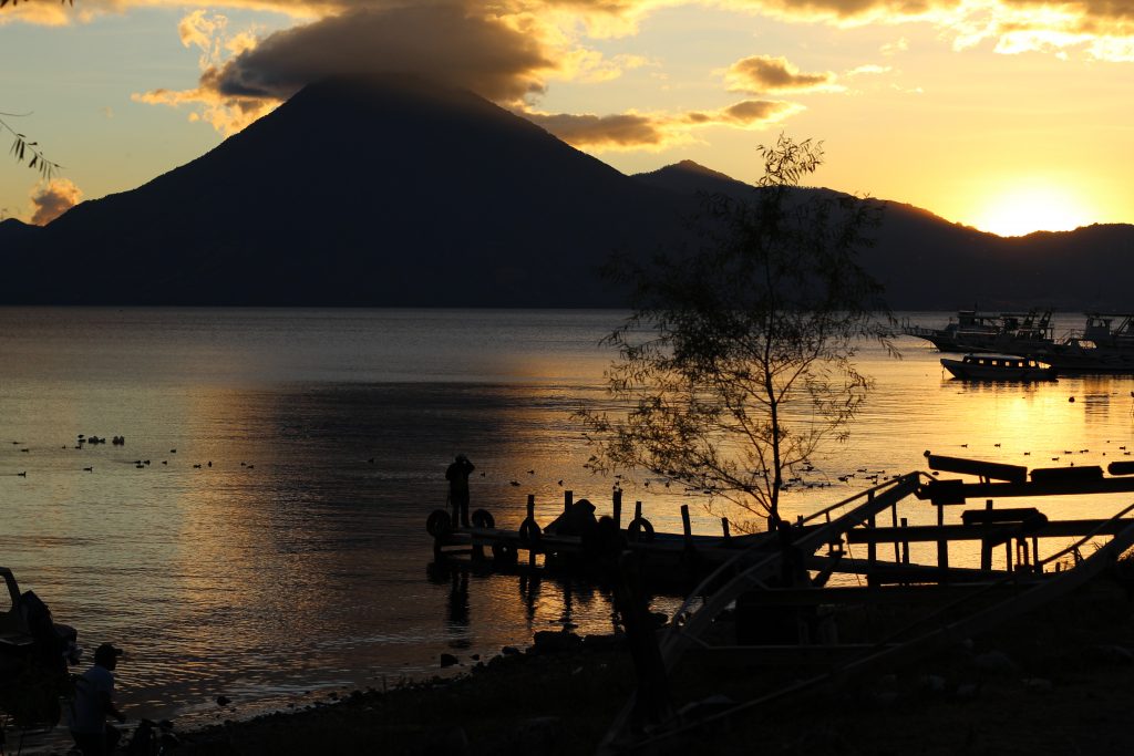 Atitlán declarada ser vivo por las mujeres y una comunidad en resistencia lago 2