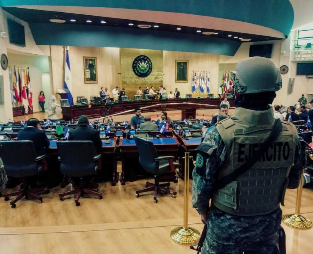 Tensión en El Salvador: el día que Bukele dejó las selfies, militarizó y se puso a rezar IMG_20200209_233940_429