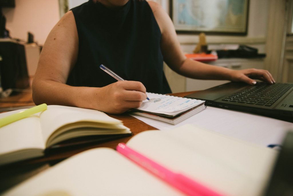 El otro extremo de la educación a distancia: las demandas a profesionales docentes educ ar