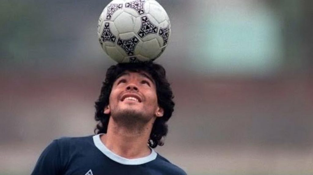 Mundial 1994: un crack, un sueño roto y una pelota que llora maradona-y-pelota-oct-2018