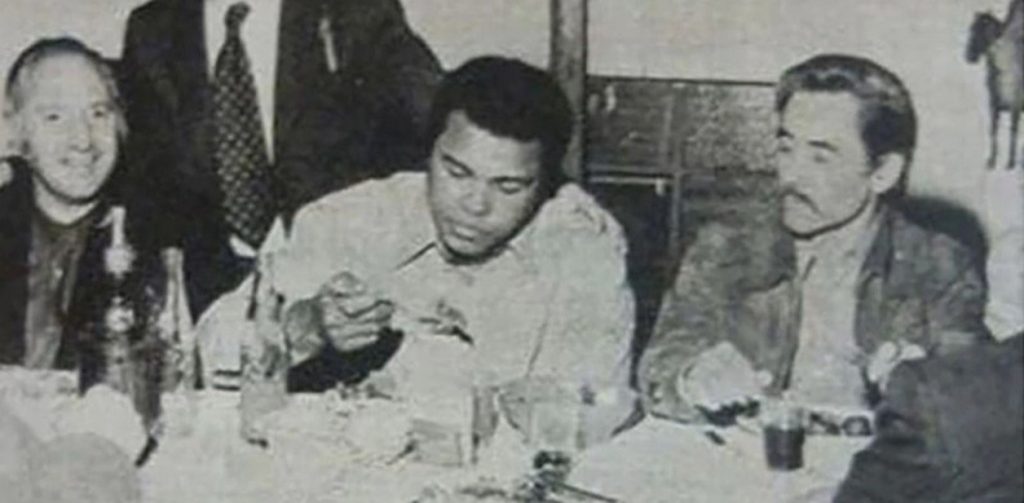 Peronismo, chori y un santo negro. Cuando Muhammad Alí cruzó el Puente Alsina muhammad-ali-en Lanús