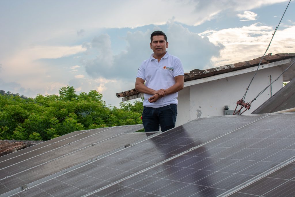 Justicia y soberanía energética a través del sol: un proceso liderado por indígenas de México Ofelio Hernández junto a los paneles solares - Alma Xochitl