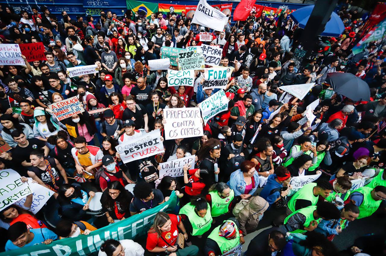 Brasil: Marchas Estudiantiles En Defensa De La Educación Y Por La ...