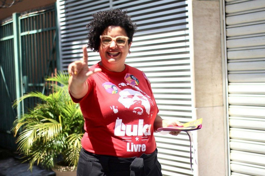 Camila Marins: “Candidaturas como las nuestras son necesarias para desestabilizar las políticas de alianzas” Camila Marins haciendo una L con los dedos