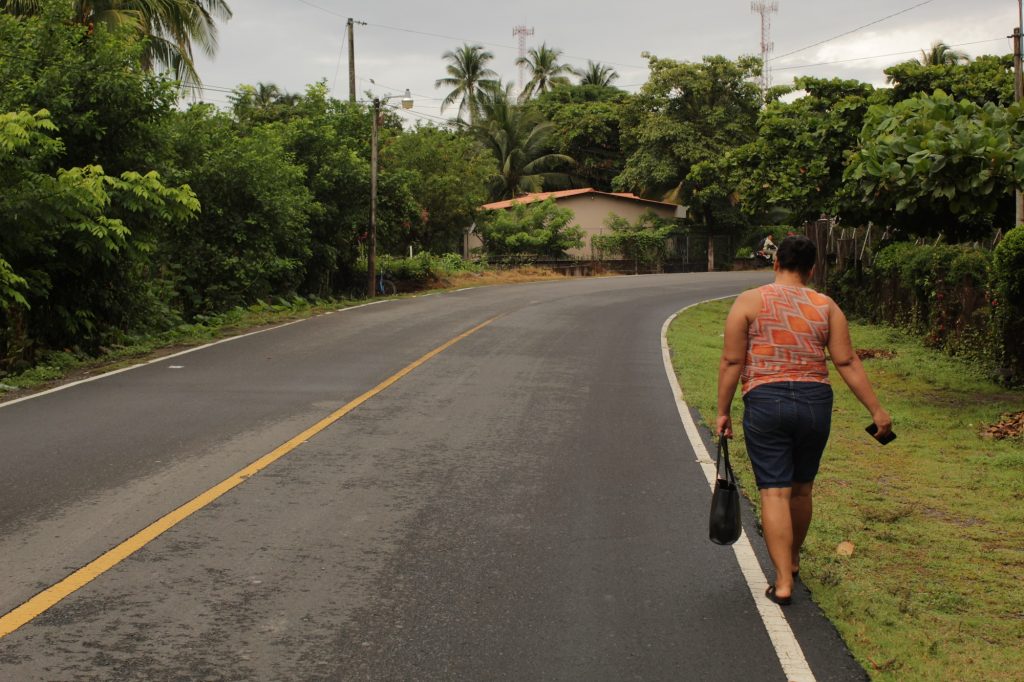 1- María sobre la carretera