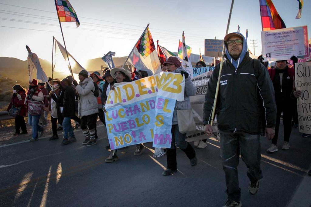 Las voces indígenas en Jujuy exigen “arriba las wiphalas, abajo la reforma constitucional” Mucha gente manifestandose contra la reforma constitucional de jujuy