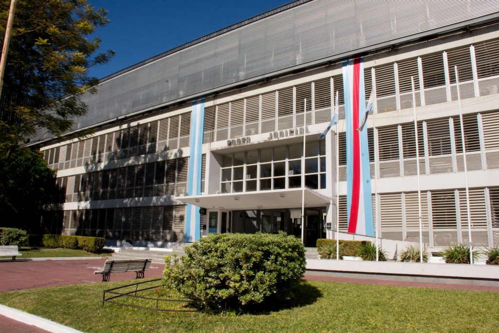 Impunidad y machismo en la justicia entrerriana Frente-edificio-STJ_051