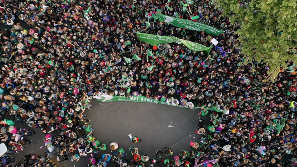 Foto de movilización a favor del aborto, pañuelos verdes