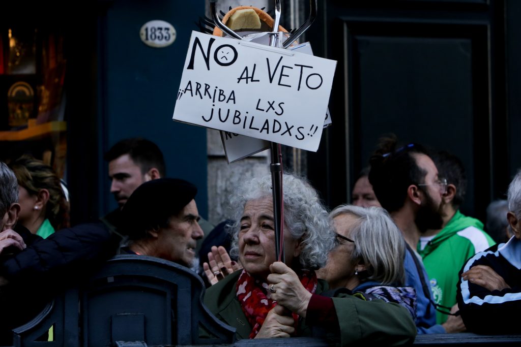 La crueldad del ajuste: cuando además de pagarlo te pegan 13