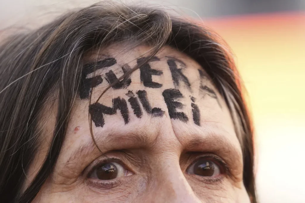 Feministas, jubilados y sindicatos: La resistencia que desafía el ajuste de Milei en Argentina AP25169552015453-scaled