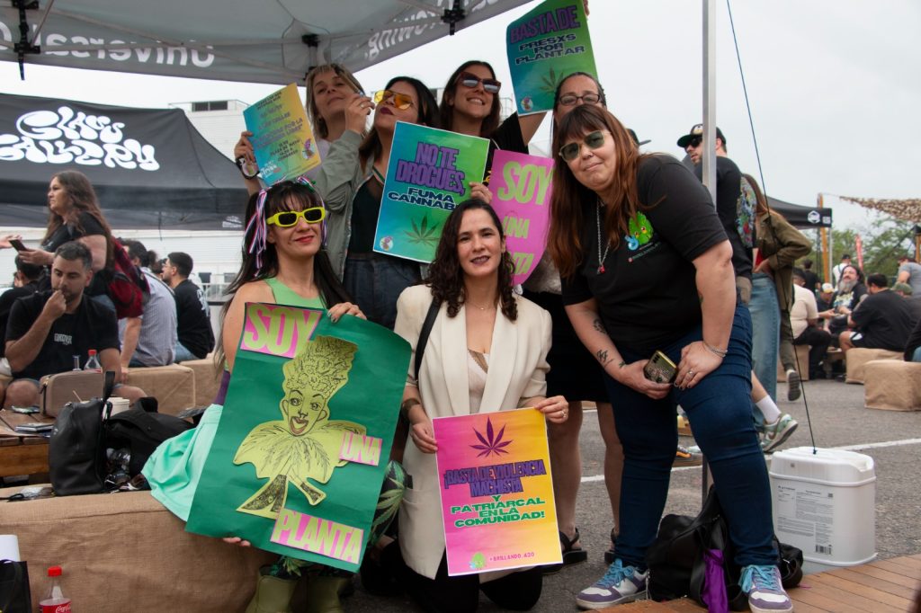 Mujeres, disidencias, brujas y aquelarre en la Expo Cannab1s 2025 WhatsApp Image 2025-11-06 at 08.20.25