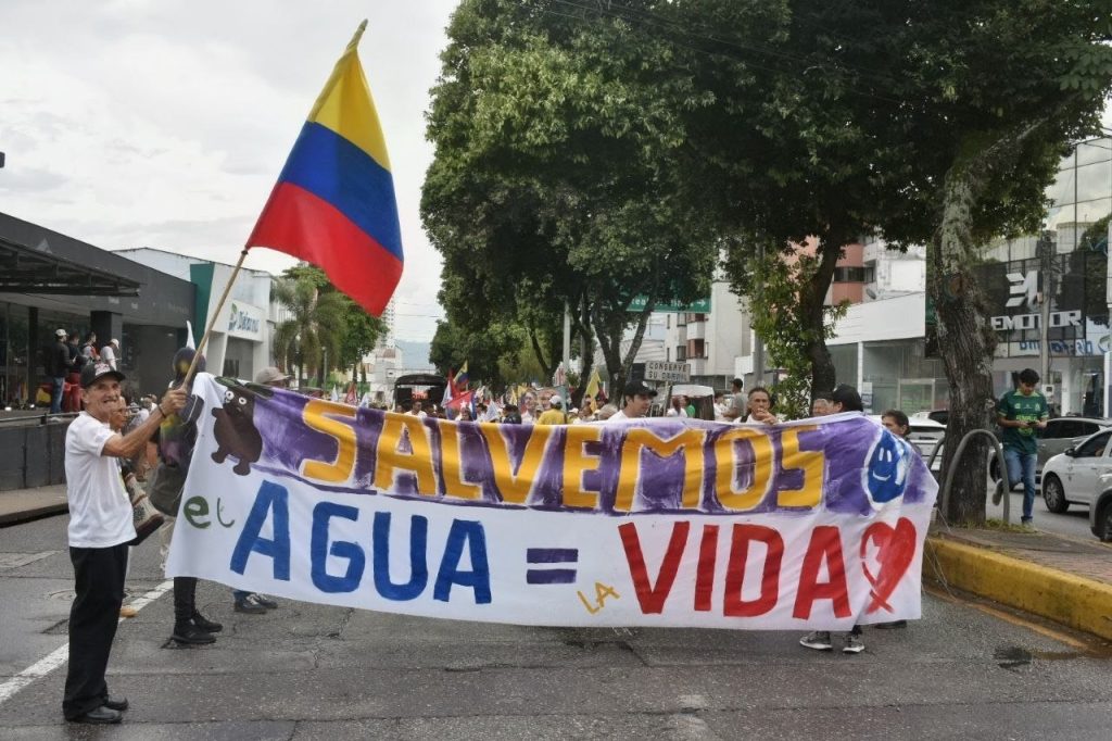 Iván Cepeda y un pacto con las comunidades para la protección del agua en Colombia Marcha por el agua. Colombia