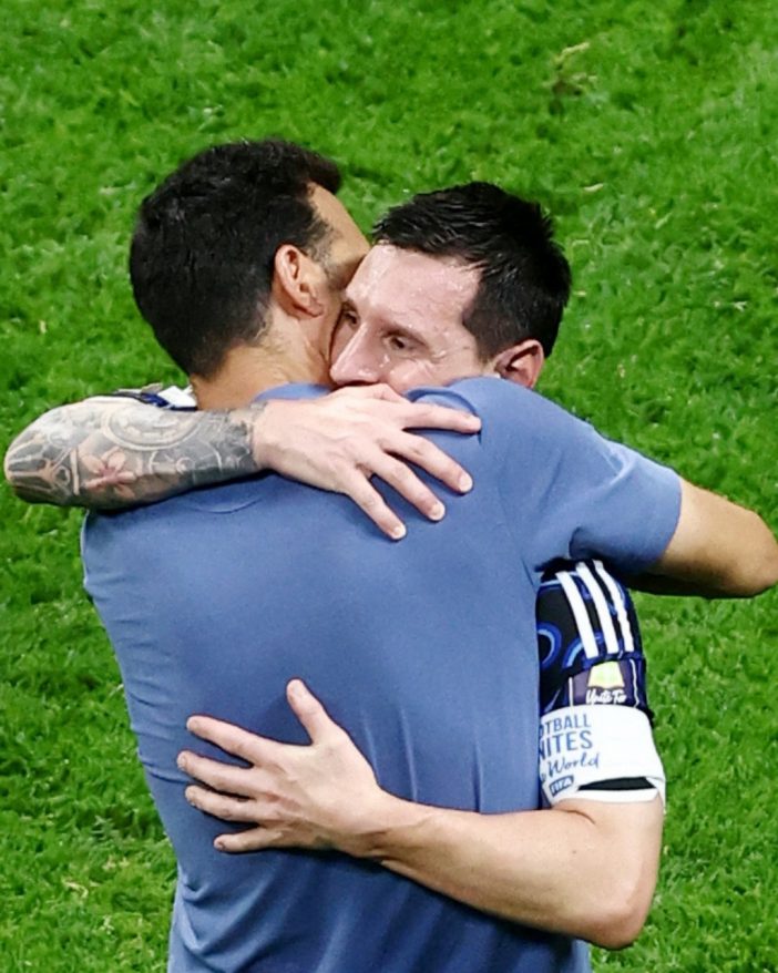 abrazo-messi-lionel-702x878